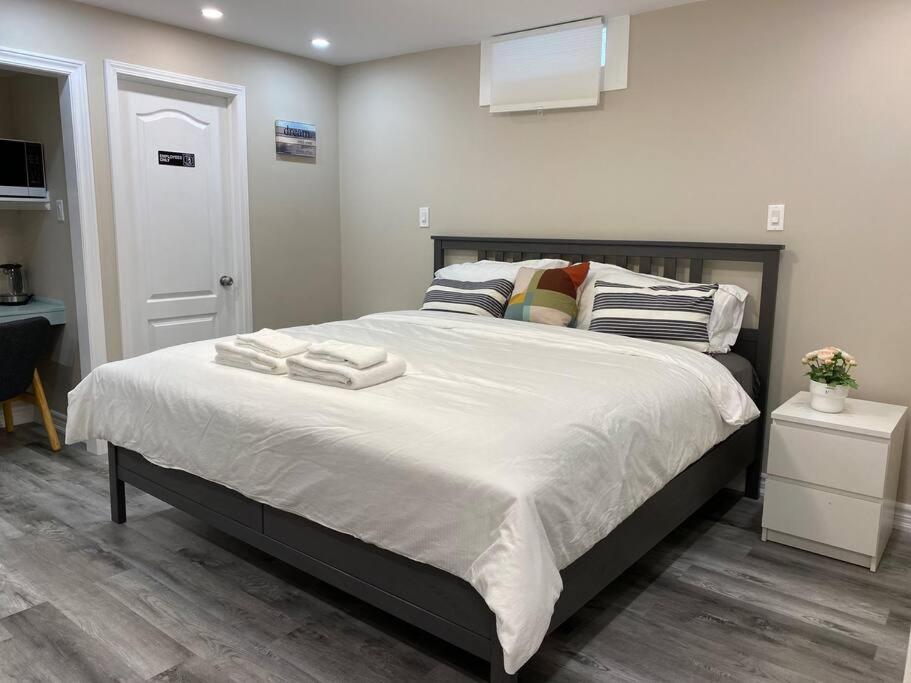 Entire Basement With 3 Bedrooms Ниагара-Фолс Экстерьер фото